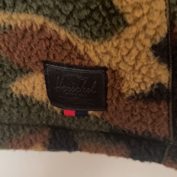 Herschel Camo Sherpa Vest Size M - Picture 4 of 6